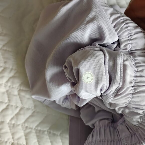 Lululemon Women's Lavender Dew Hotty Hot Low Rise Lined Athletic Shorts Size 4 - Picture 6 of 6